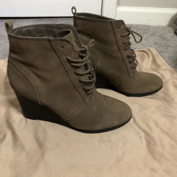 Dark Army green wedge, tie-up booties, faux suede size 7-1/2 - Picture 2 of 7